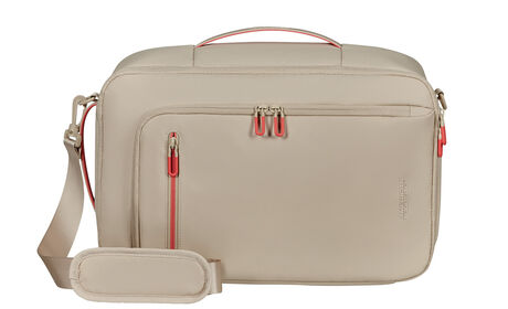 Opfylder Ryanairs størrelseskrav for gratis håndbagage om bord.